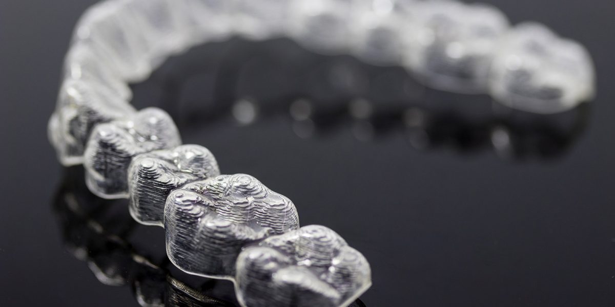 gouttiere-dentaire-invisible-appareil-dentaire-transparente-invisalign